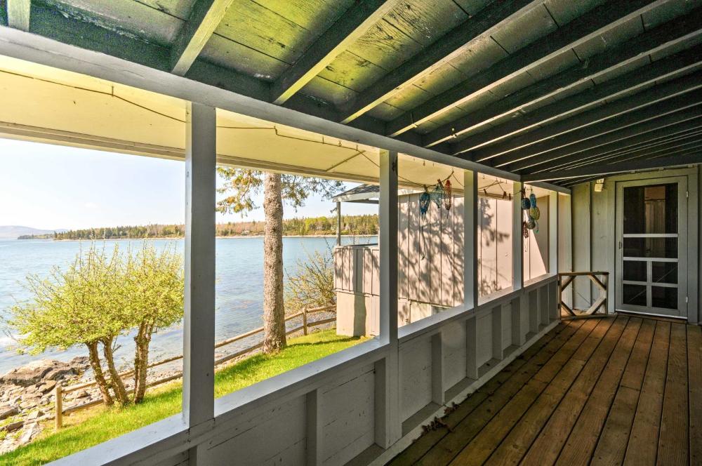 Bayfront Hancock Cottage with Beach Access and Views!
